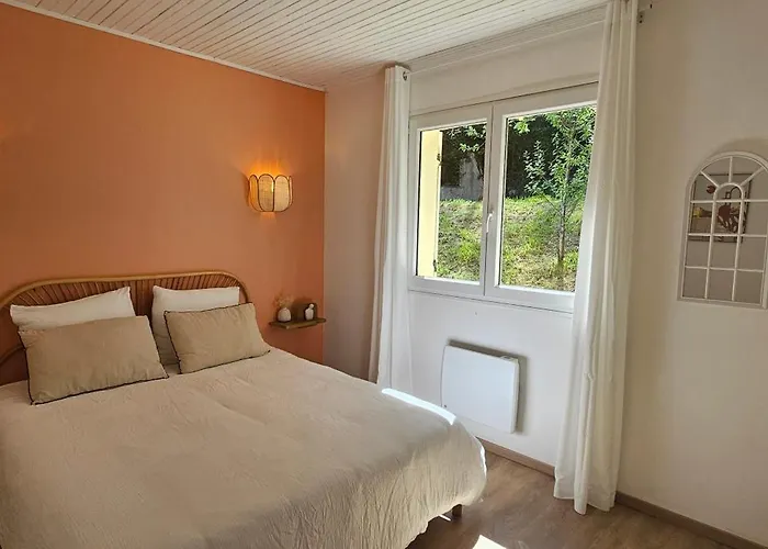 With Private Pool, 3 Bedrooms On 3000 M2 Villa Anduze